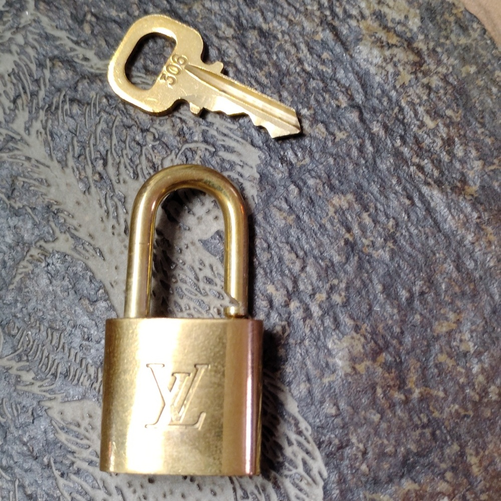 Louis Vuitton 🔥🔥🔥 !!!Authentic!!! Lock With Key - Picture 3 of 8